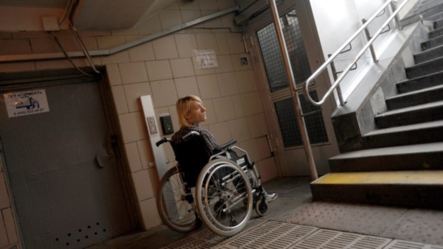 Инвалид детства квартира. Инвалидный дом. Двери для инвалидов колясочников. Домик для людей с ограниченными возможностями. Маломобильные люди на дому.